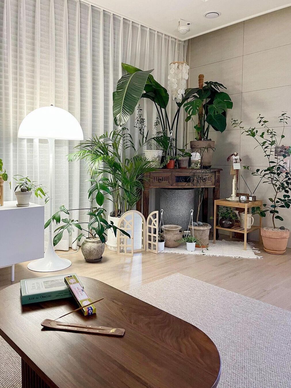 Mid-Century Acrylic Panthella Floor Lamp in White - Cueteks