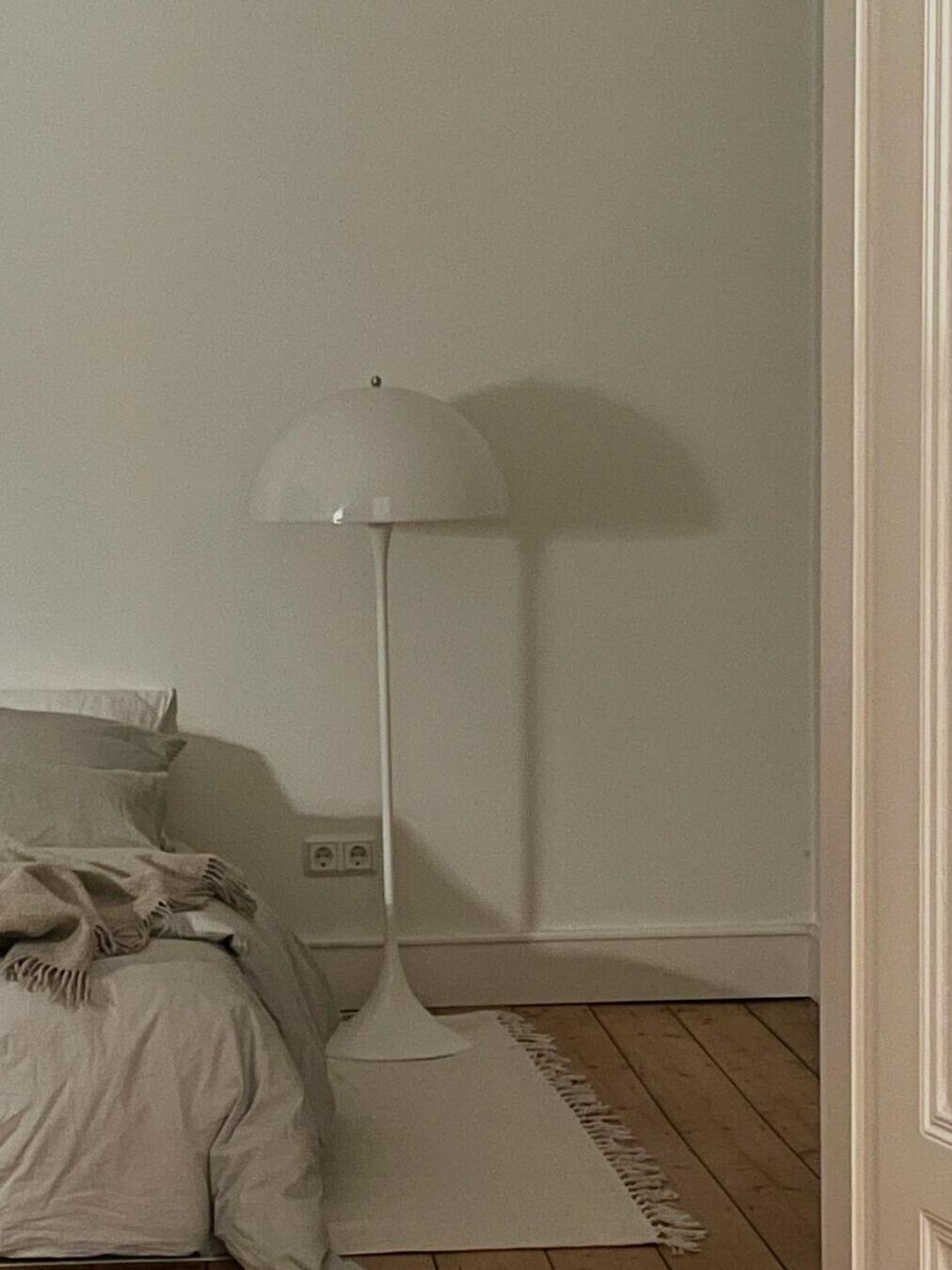 Mid-Century Acrylic Panthella Floor Lamp in White - Cueteks