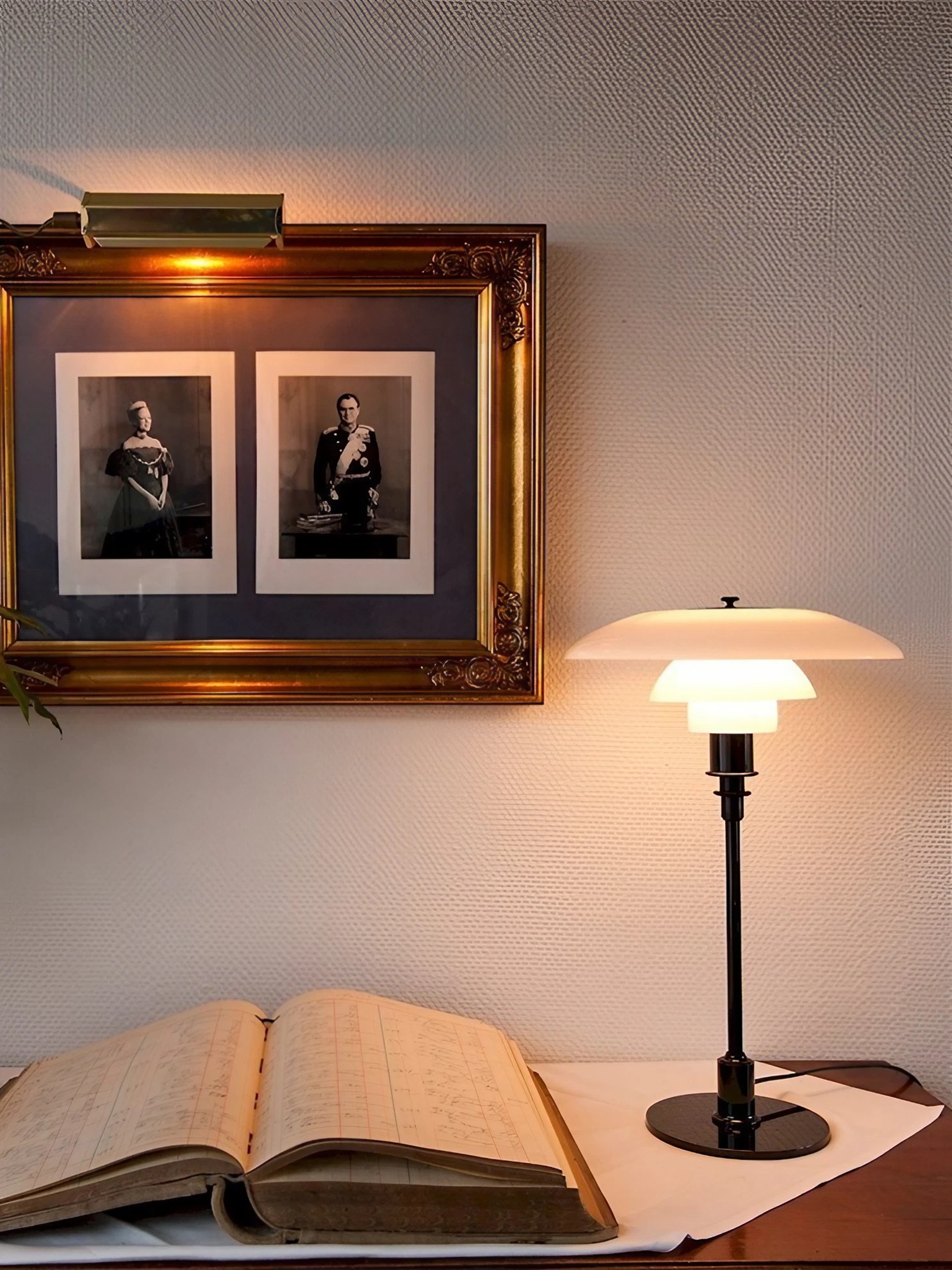 Contemporary Danish Disc Metal Table Lamp for Bedroom - Cueteks