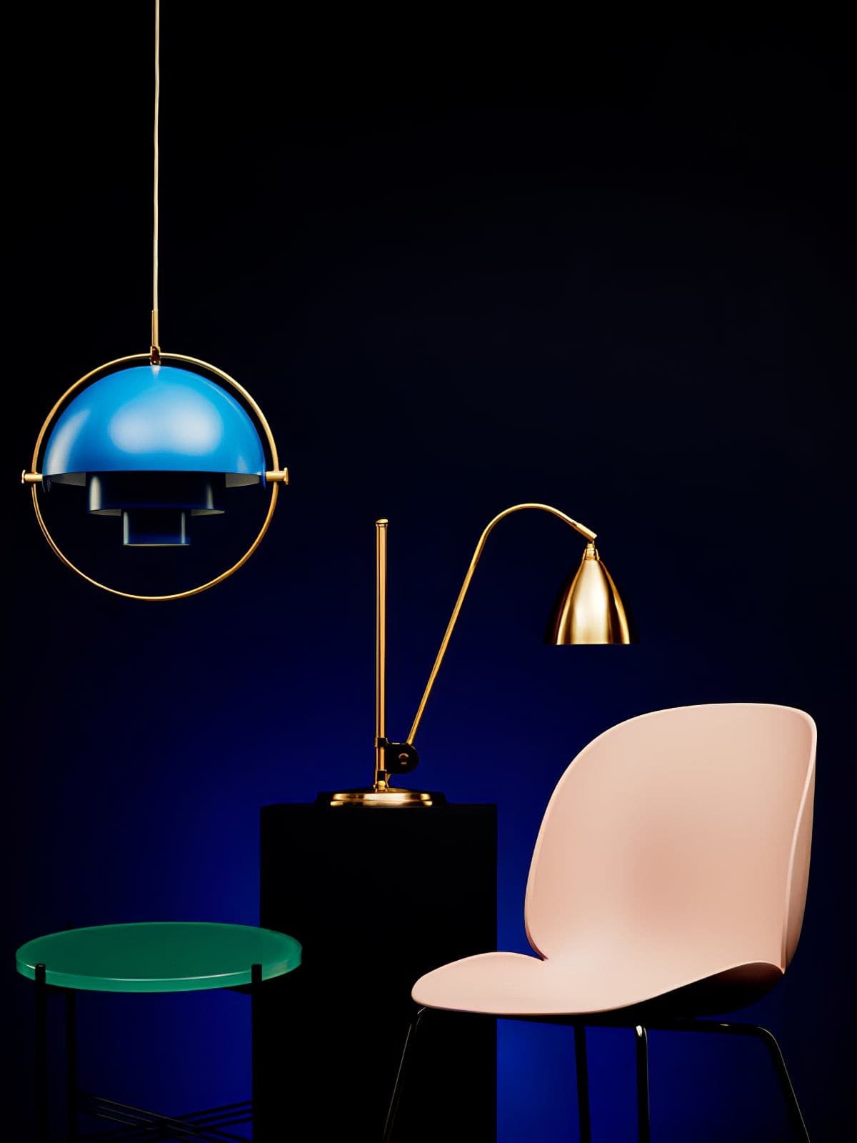 Blue pendant with a copper-coloured circular frame