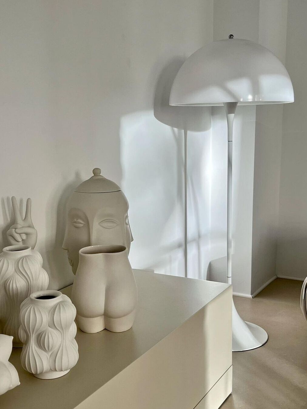 Mid-Century Acrylic Panthella Floor Lamp in White - Cueteks