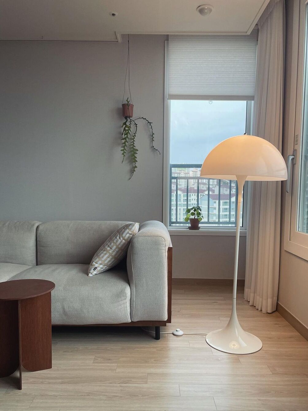 Mid-Century Acrylic Panthella Floor Lamp in White - Cueteks