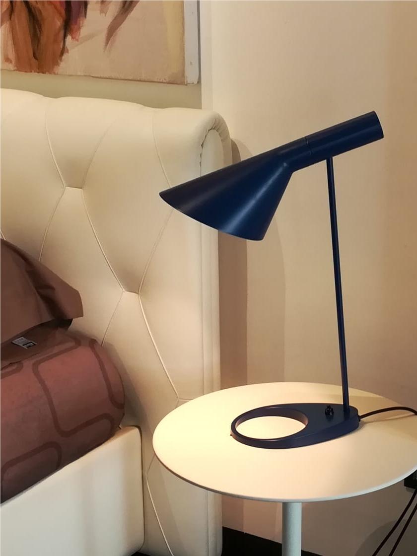 Directional Asymmetrical Metal Table Lamp for Office - Cueteks