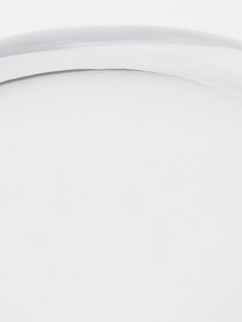 Close-up of a plain White curved surface edge