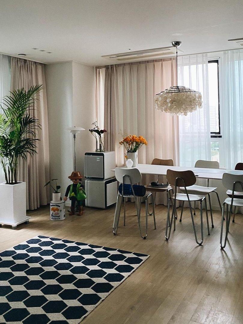 Small shell chandelier in a bright dining corner