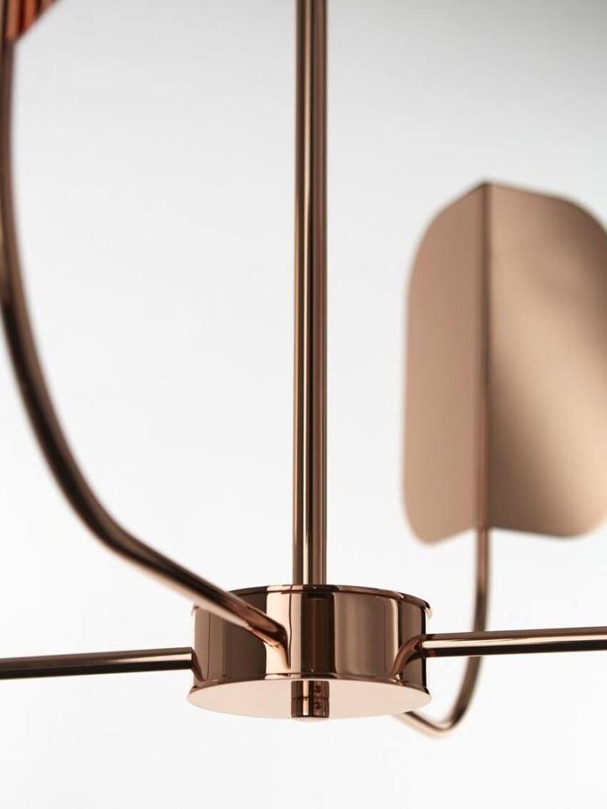 Curved arms meeting a rose-gold-coloured hub