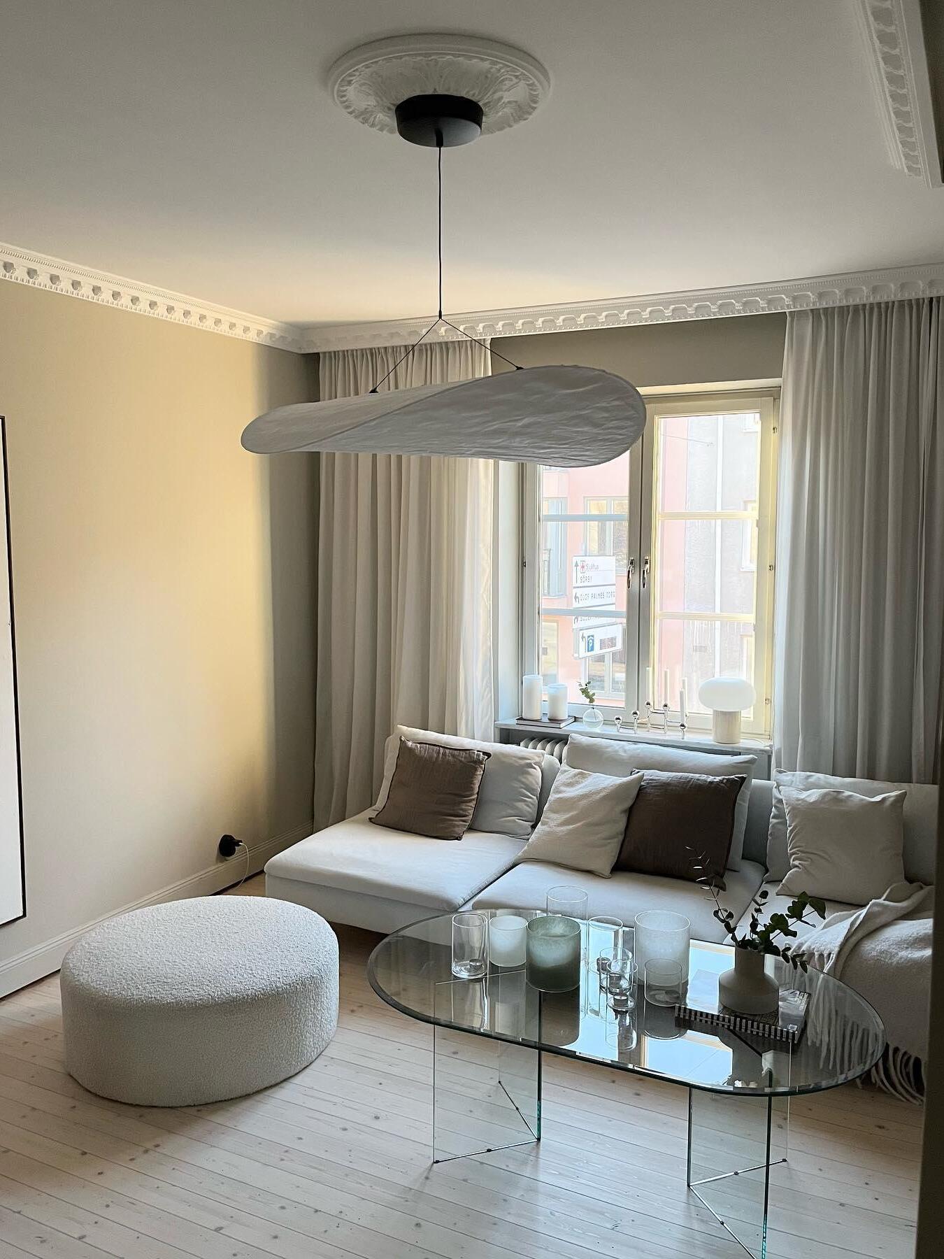 Curved shade in a lounge with an ornate ceiling