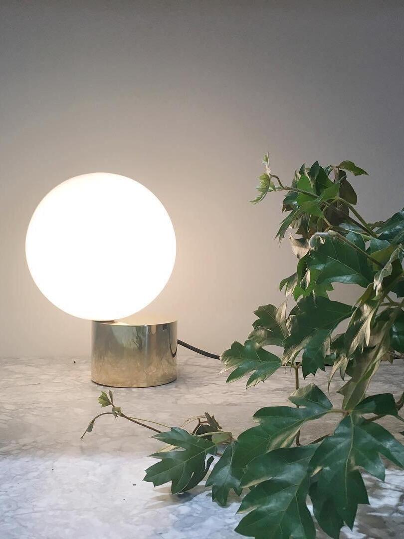 Modern Tip of The Tongue Glass Ball Table Lamp - Cueteks