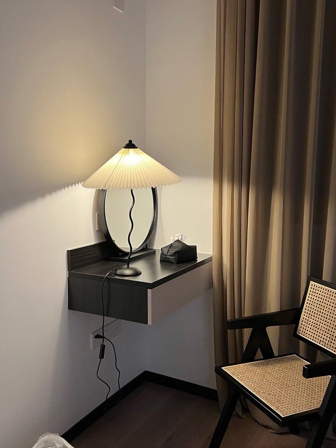 Pleated Hat Table Lamp - Cueteks