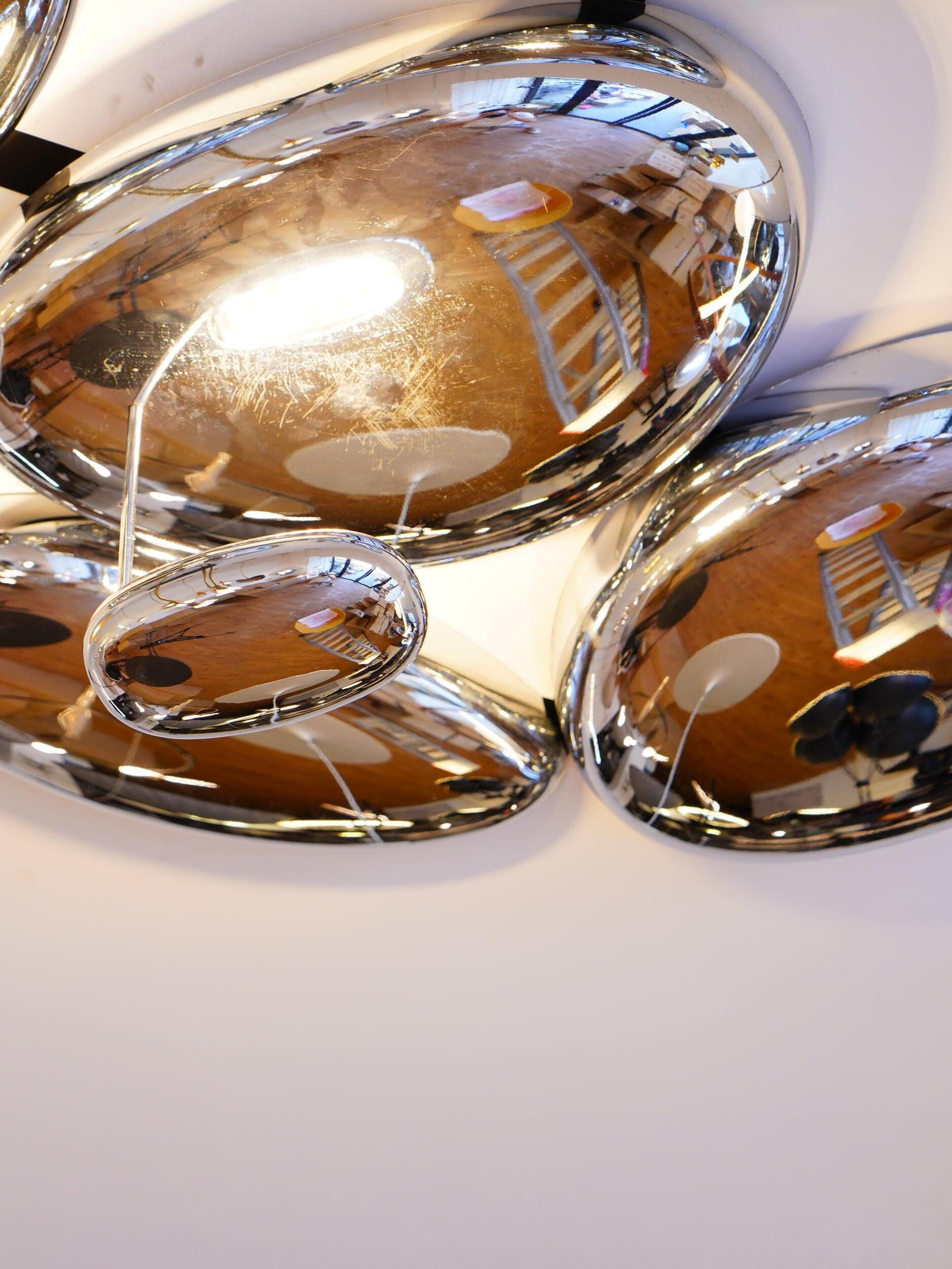 Close reflective ceiling pebbles and small oval unit with bright ceiling light