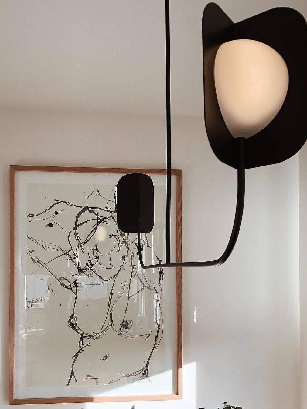 White light element in front of a black leaf-like shield