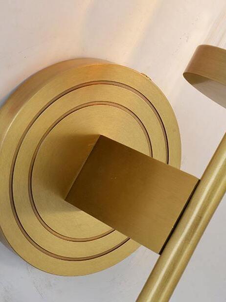 Concentric backplate grooves and tapered stem close-up