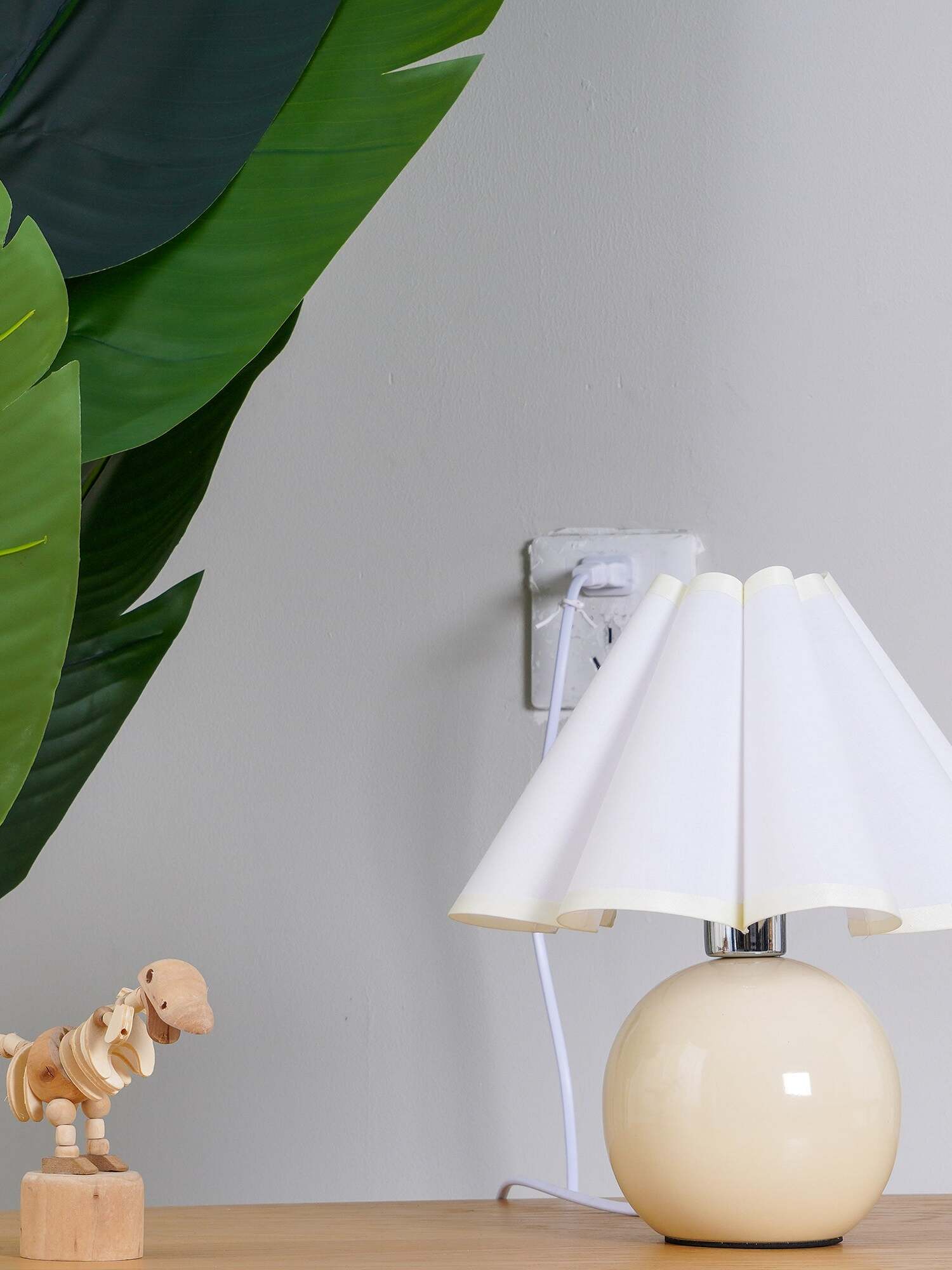 Kicsi Knife Pleat Table Lamp - Cueteks