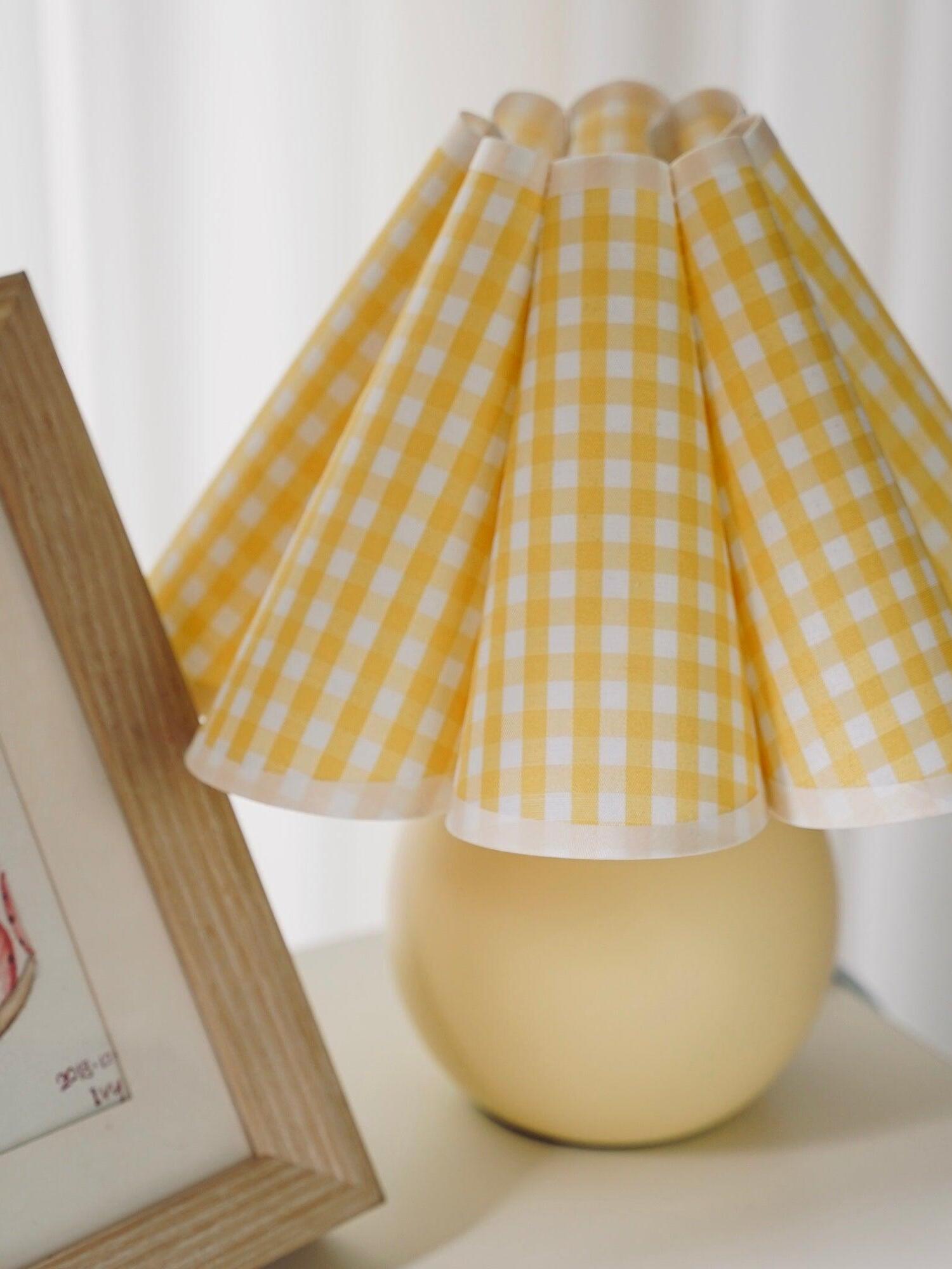 Kicsi Knife Pleat Table Lamp - Cueteks