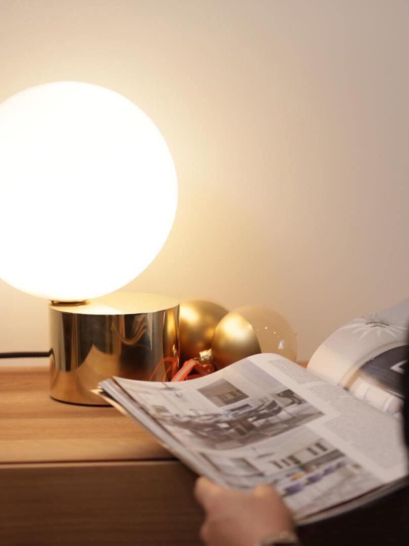 Modern Tip of The Tongue Glass Ball Table Lamp - Cueteks