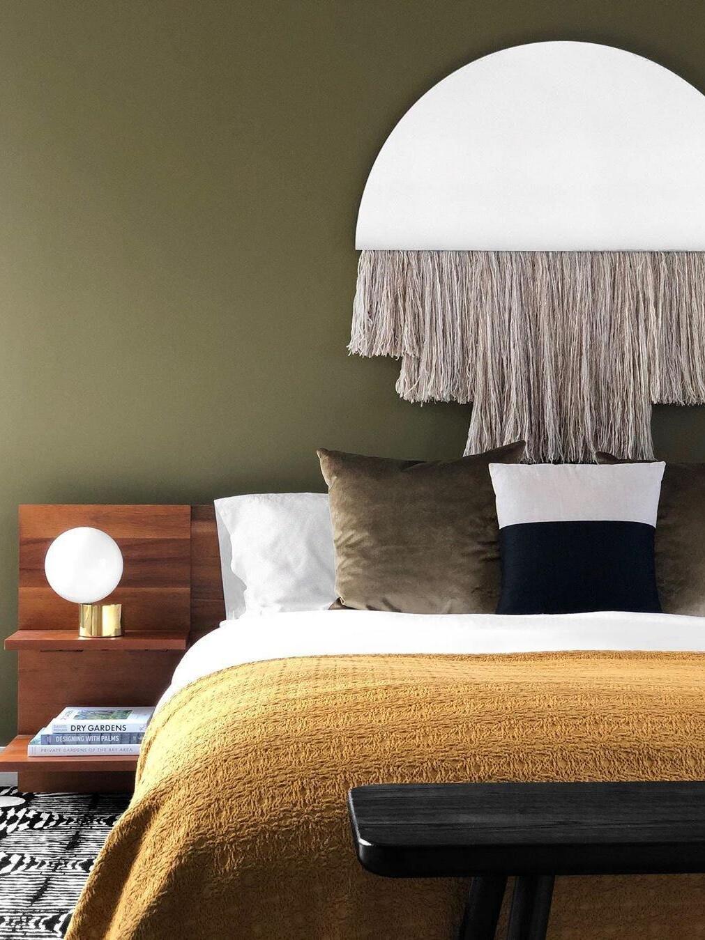 Modern Tip of The Tongue Glass Ball Table Lamp - Cueteks