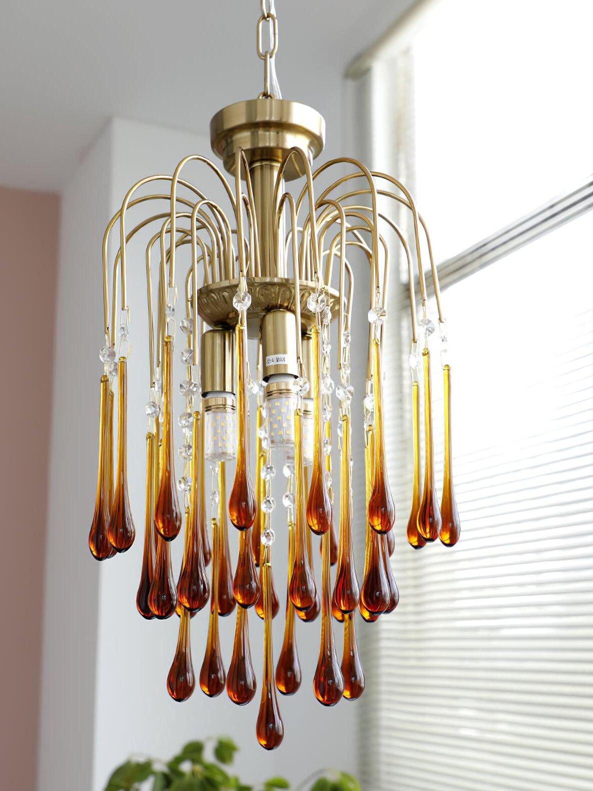 30 cm Caramel chandelier with curved gold-coloured stems and long amber drops