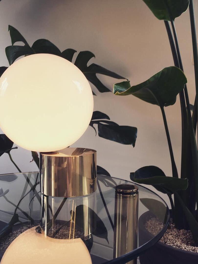 Modern Tip of The Tongue Glass Ball Table Lamp - Cueteks