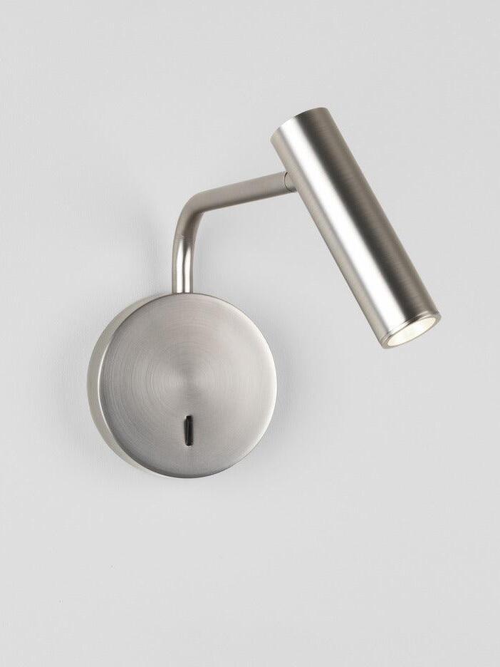 Nickel-coloured sconce with tilted cylindrical head