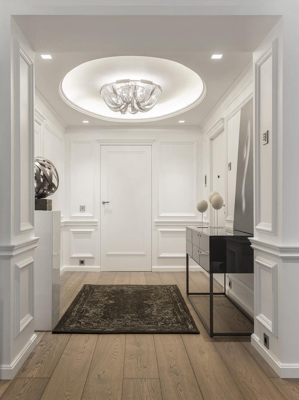 Silver chain ceiling light in recessed entry