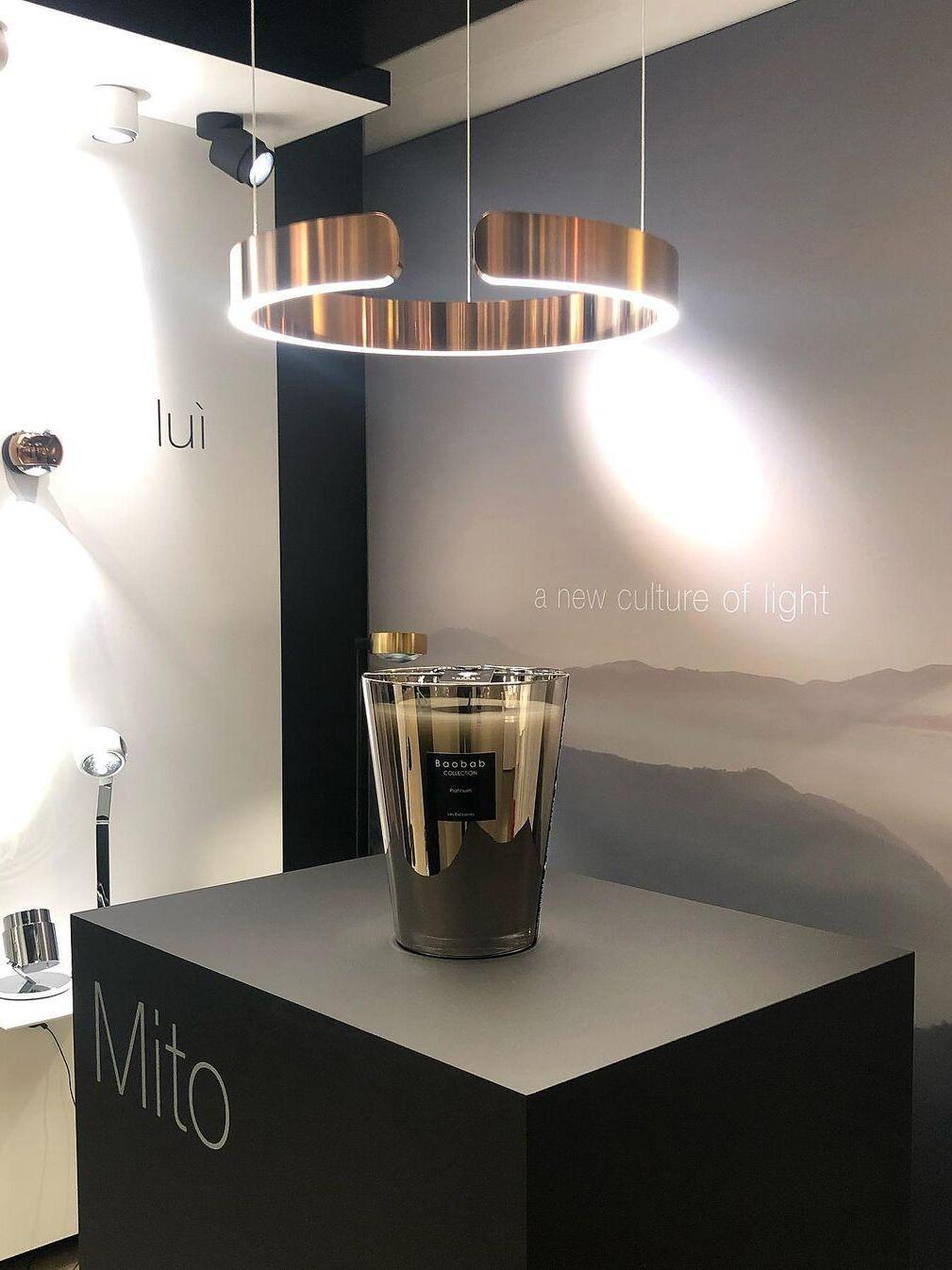 Illuminated open ring on a display stand