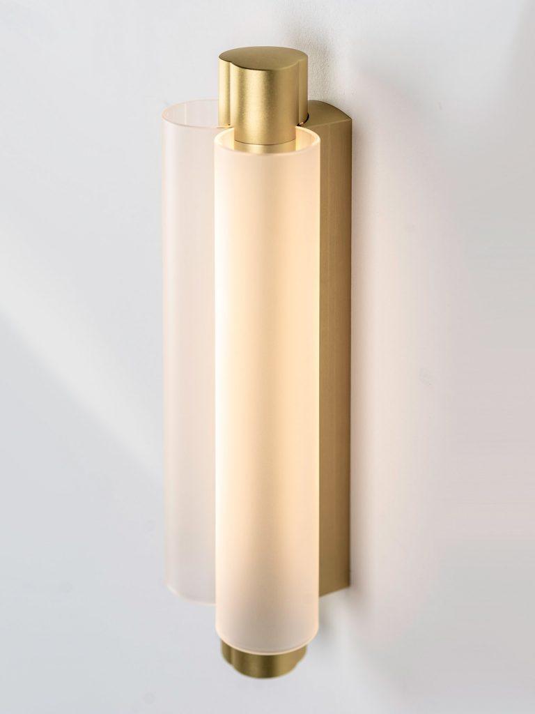 Oblique Metropol shade showing rounded lobes and gold-tone backplate