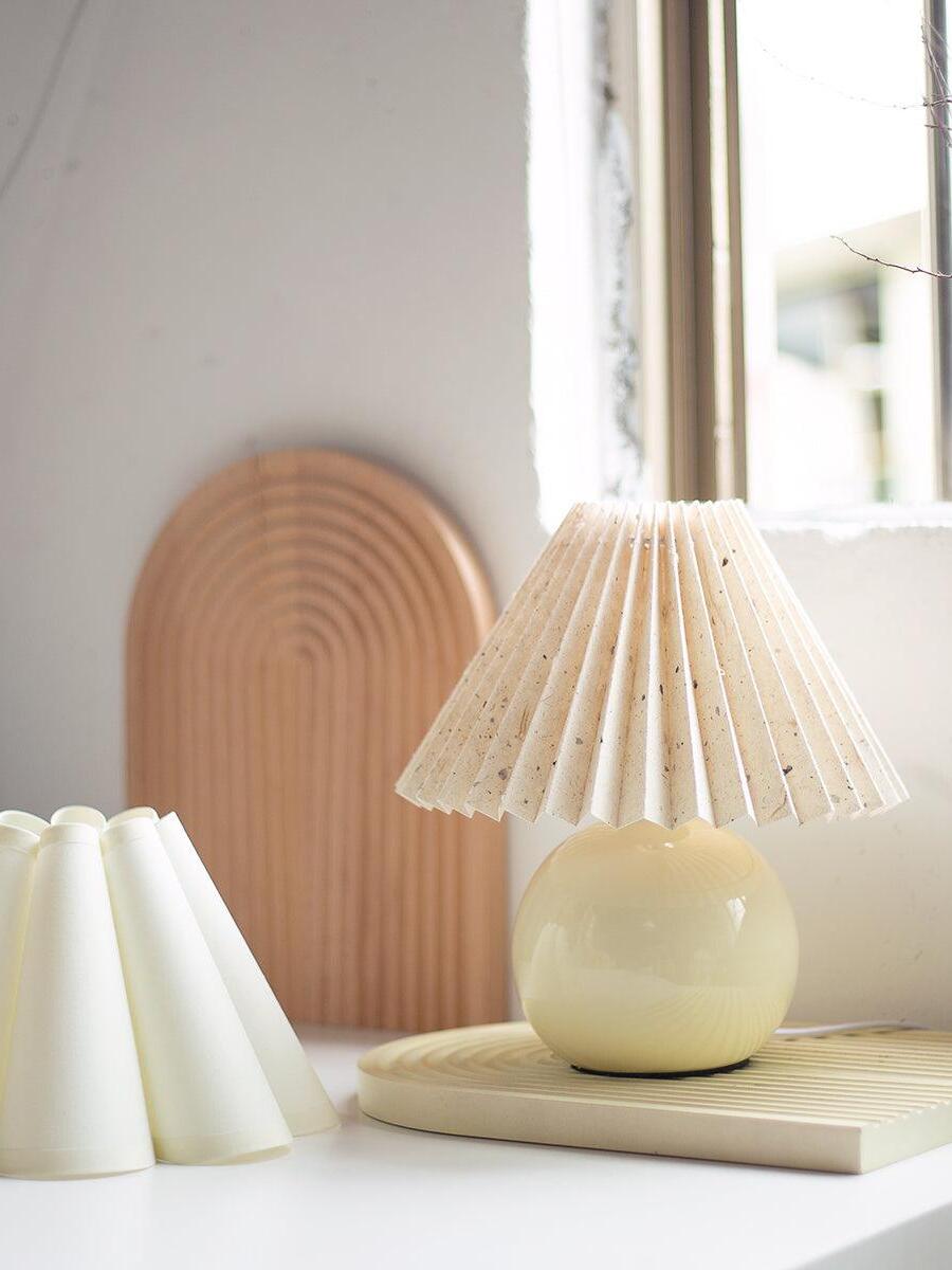 Kicsi Knife Pleat Table Lamp - Cueteks