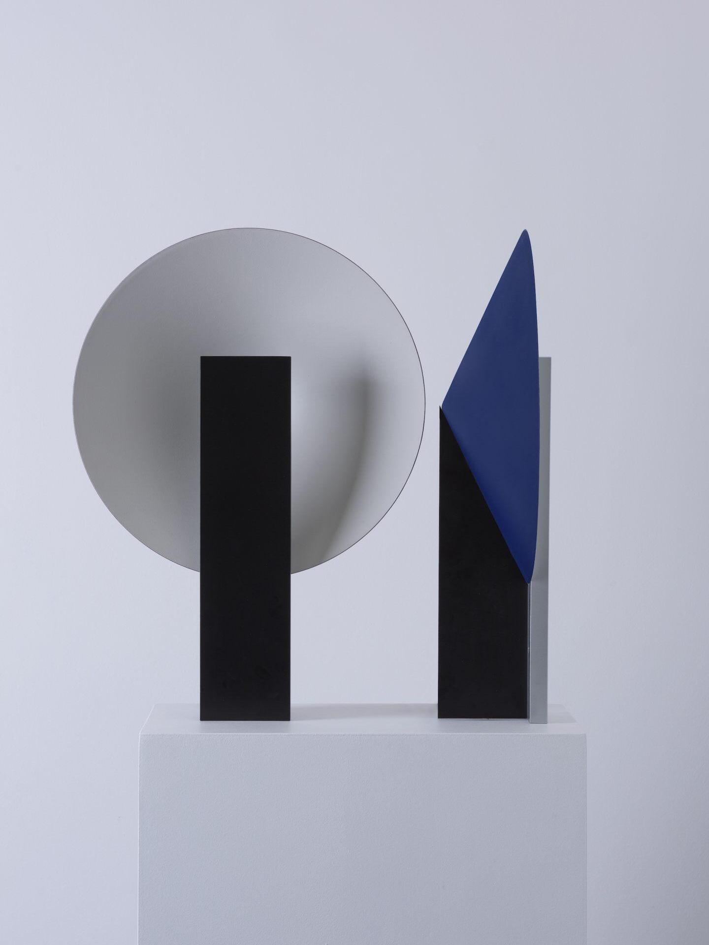 Futuristic Orbe Geometric Metal Table Lamp - Cueteks