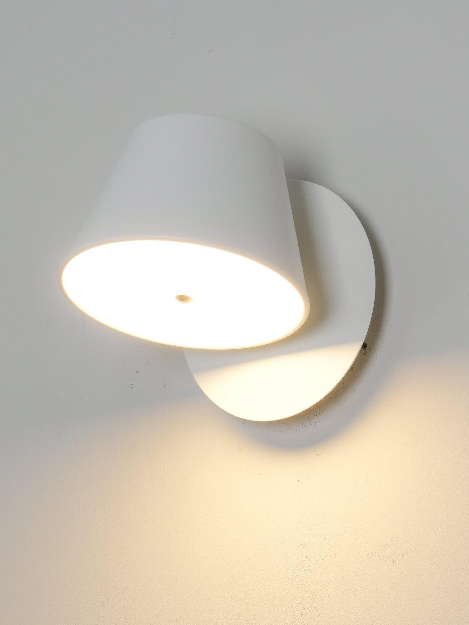 Modern Aluminum Methacrylate Tam Tam Wall Lamp - Cueteks