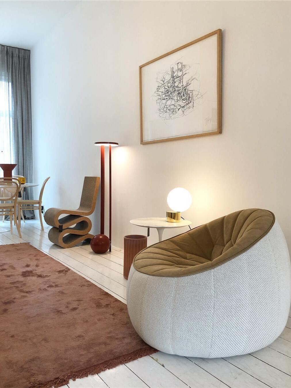 Modern Tip of The Tongue Glass Ball Table Lamp - Cueteks