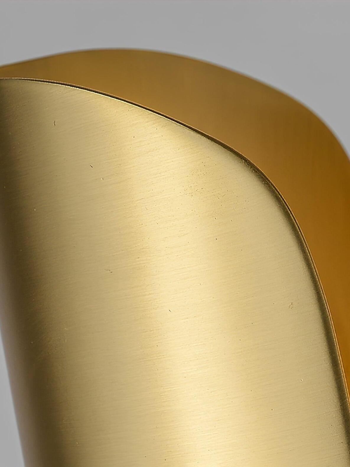 Close view of the brushed surface and curved edge