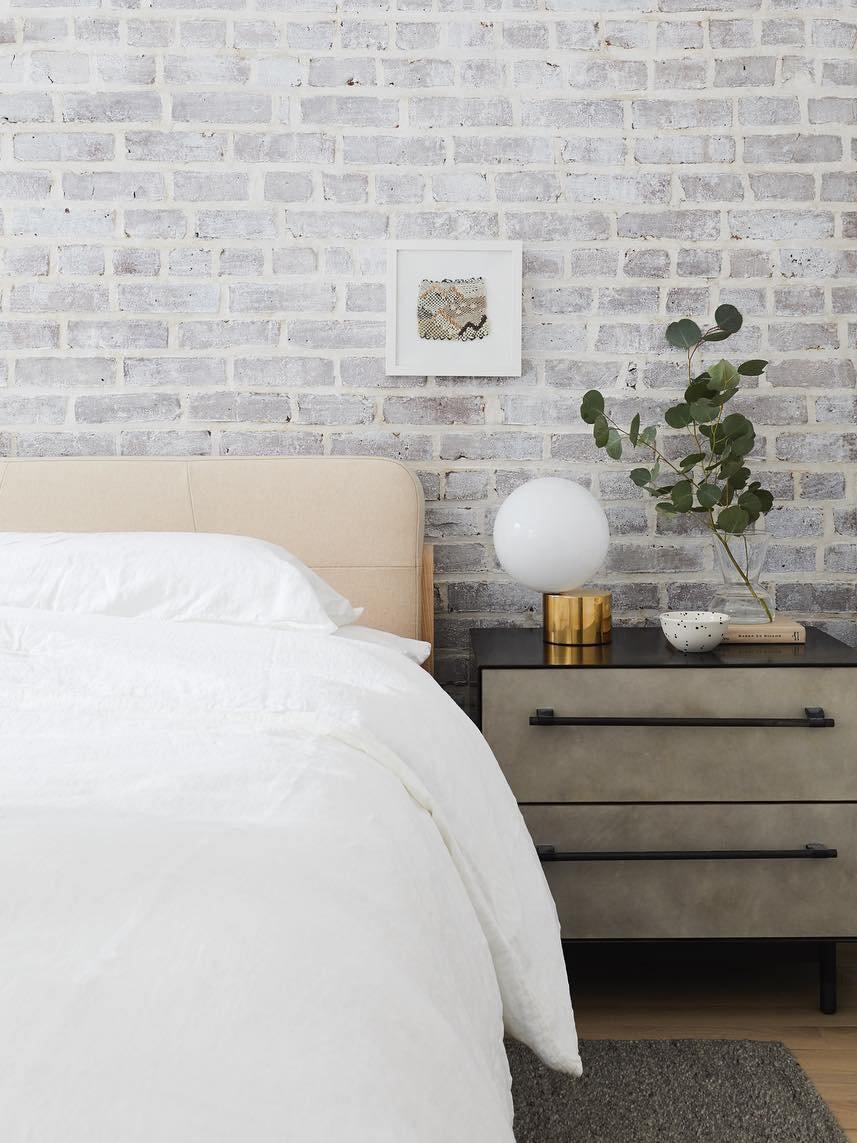 Modern Tip of The Tongue Glass Ball Table Lamp - Cueteks