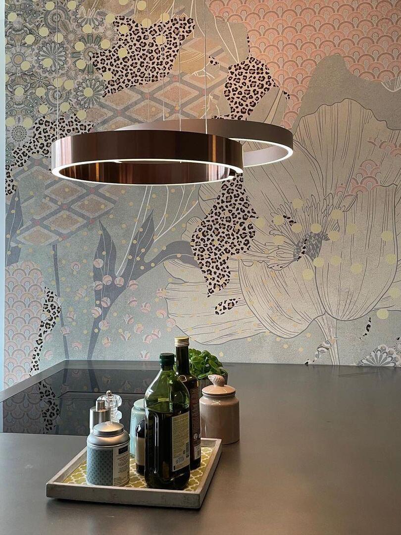 Rose-gold-coloured ring above a narrow tabletop