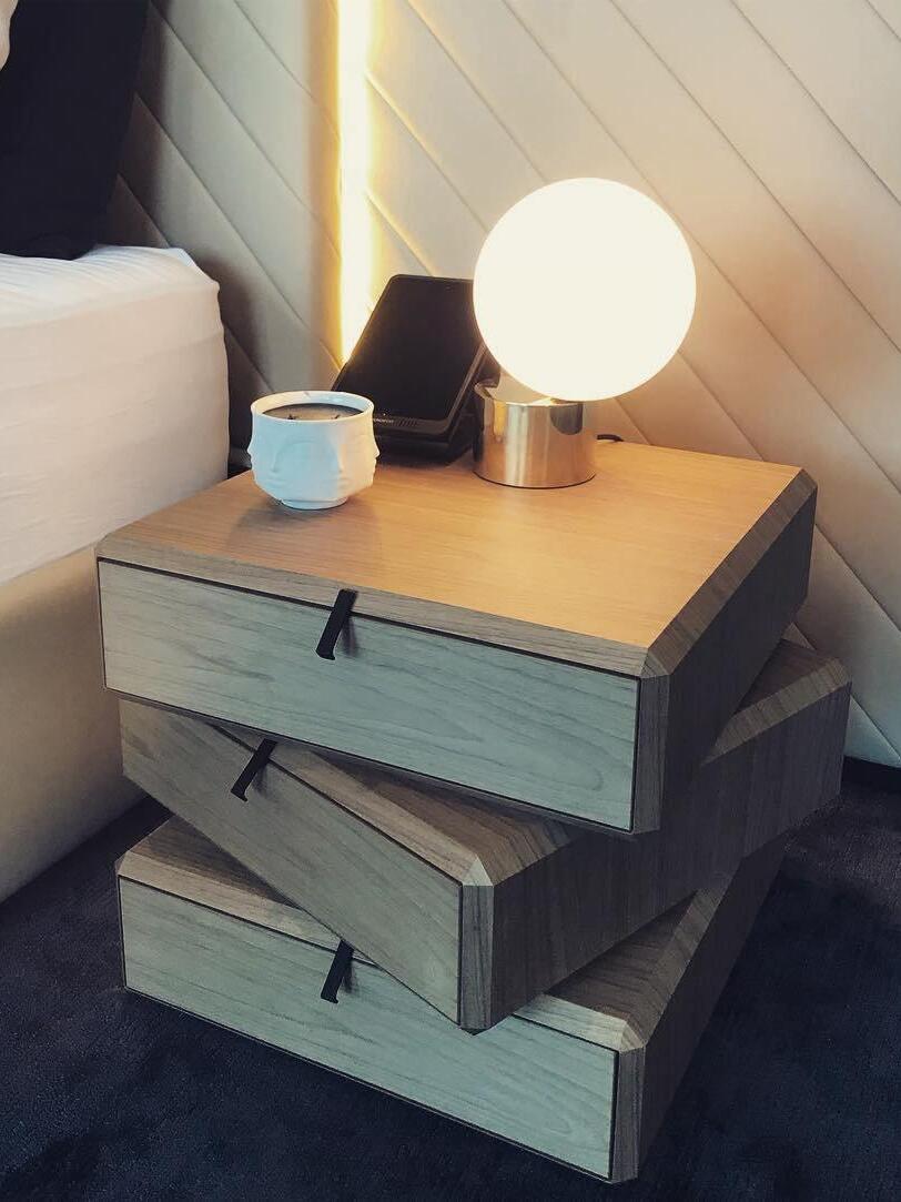 Modern Tip of The Tongue Glass Ball Table Lamp - Cueteks