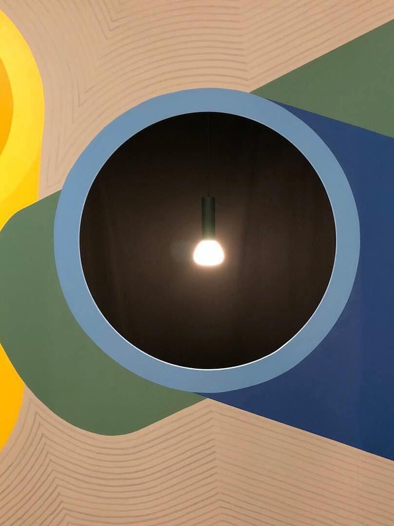 Single illuminated pendant in a round exhibition niche