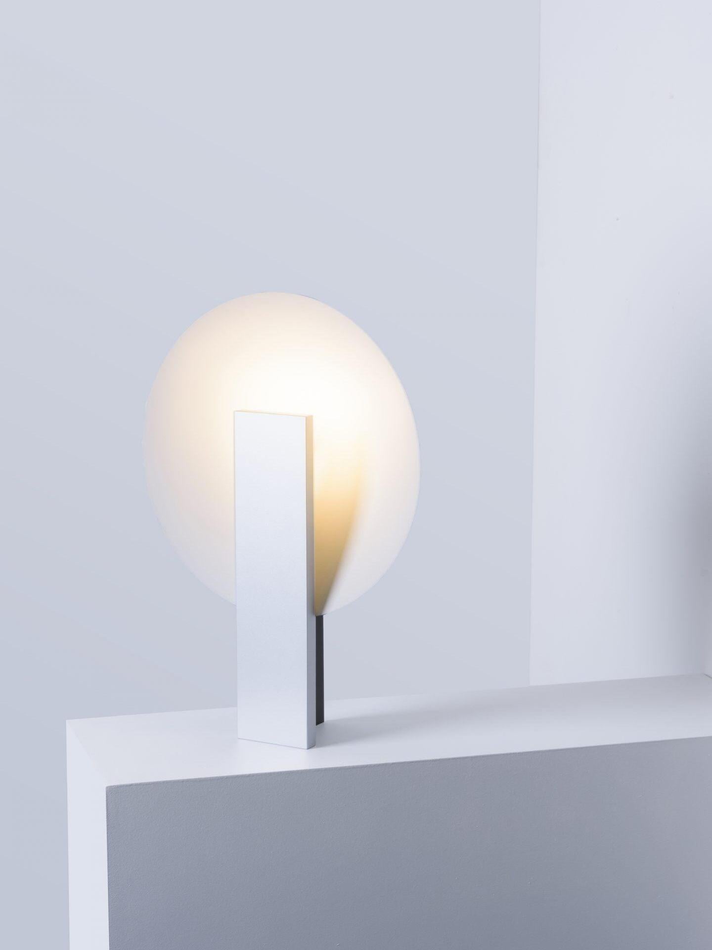 Futuristic Orbe Geometric Metal Table Lamp - Cueteks