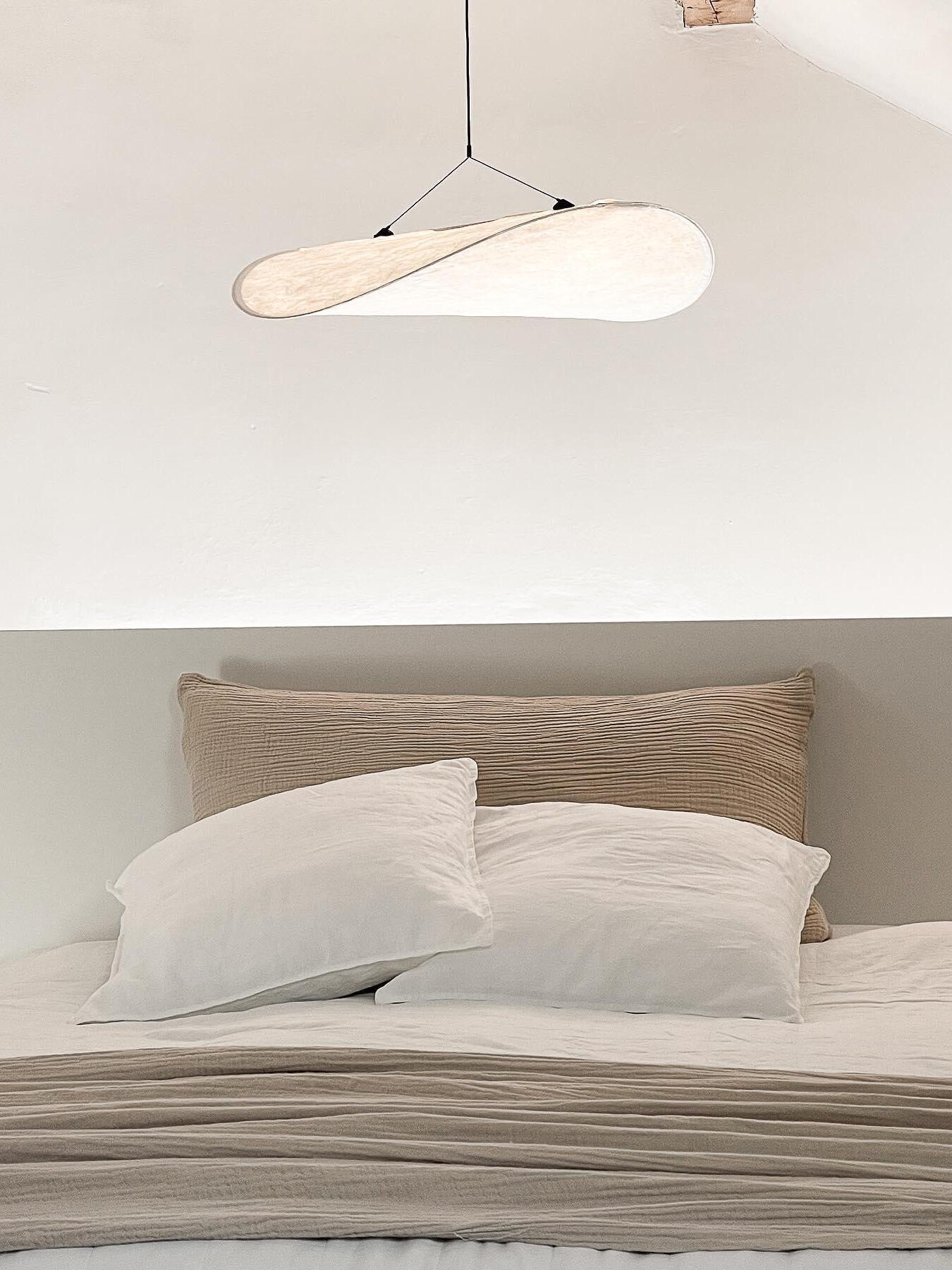 Tense pendant over neutral bedding