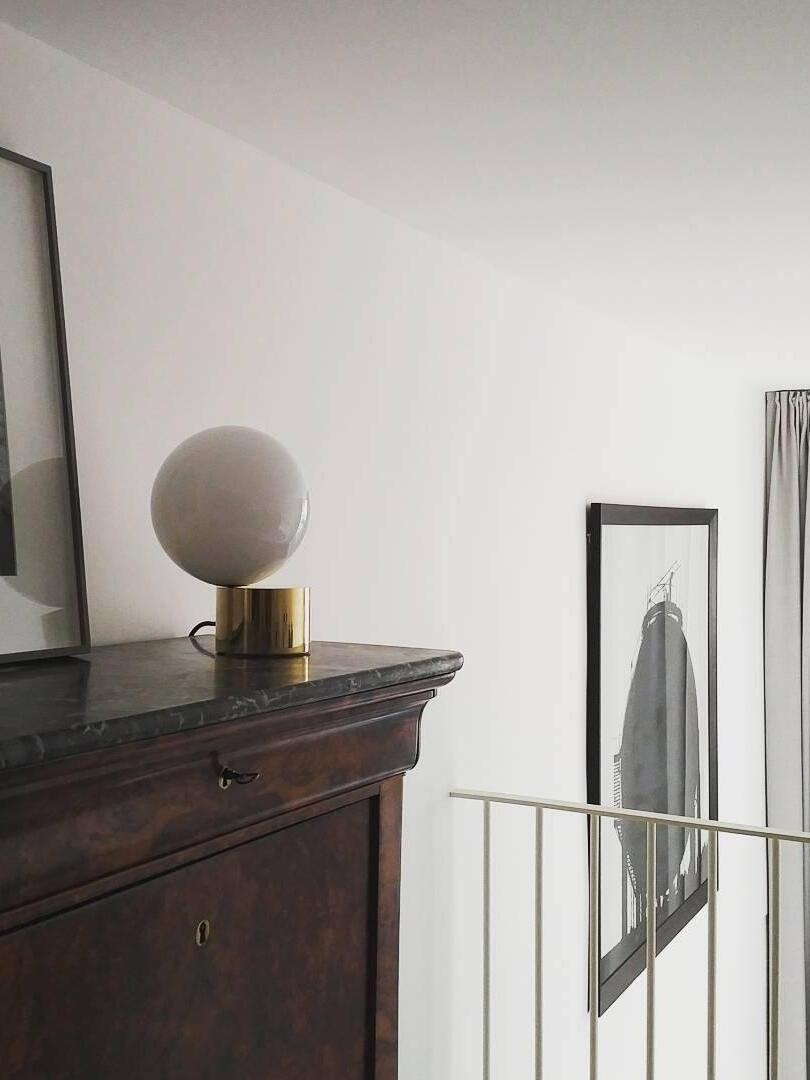 Modern Tip of The Tongue Glass Ball Table Lamp - Cueteks