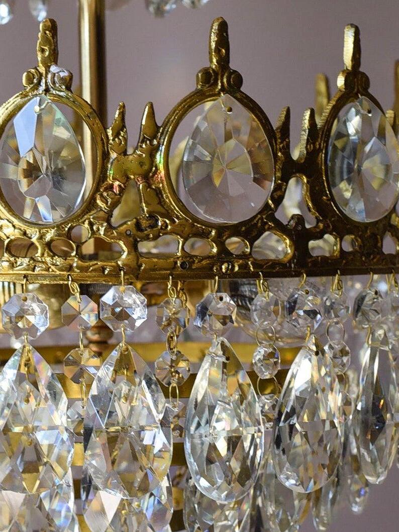 Close-up of oval crown crystals and the linked faceted crystal fringe beneath them.