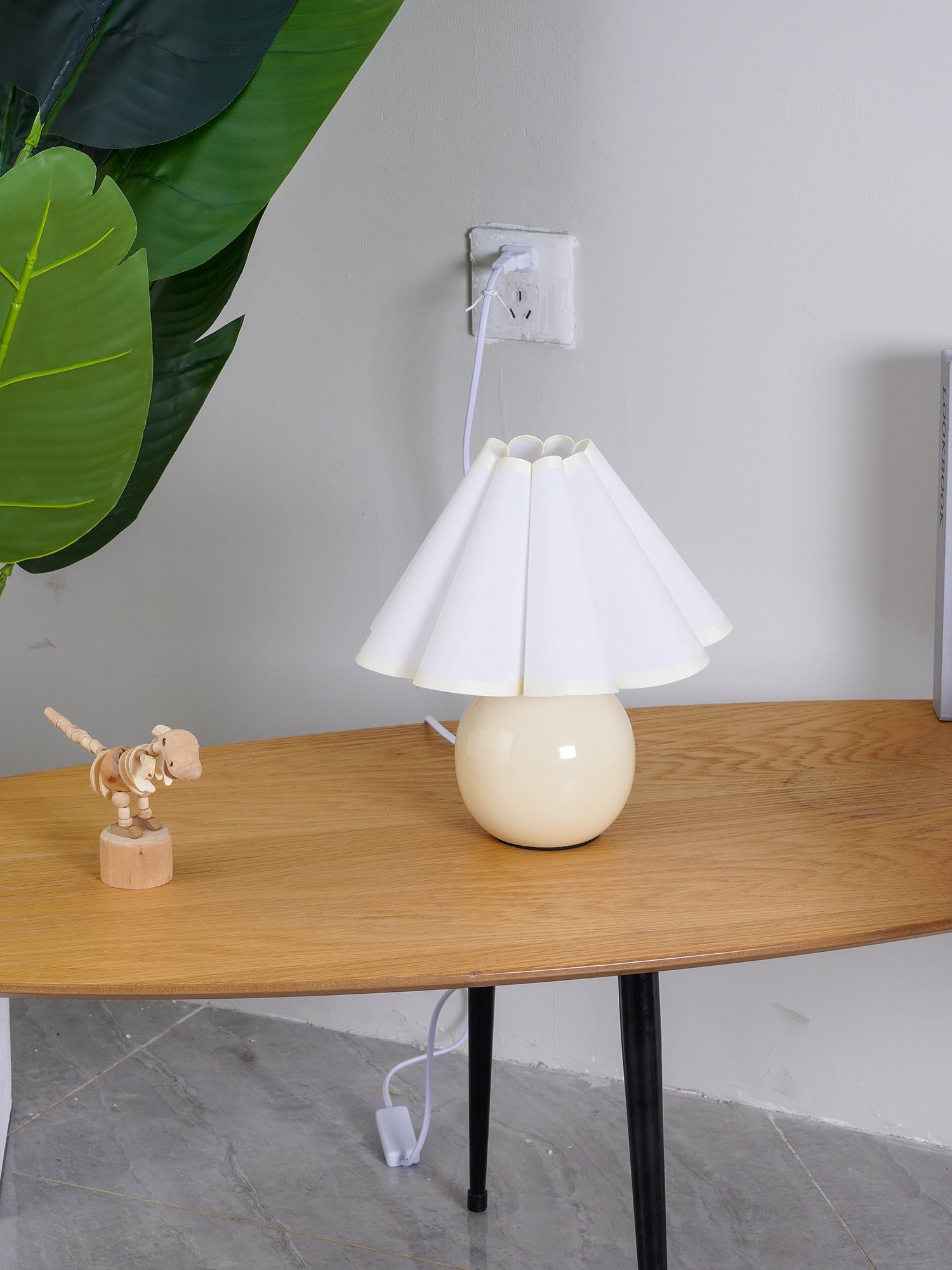 Kicsi Knife Pleat Table Lamp - Cueteks