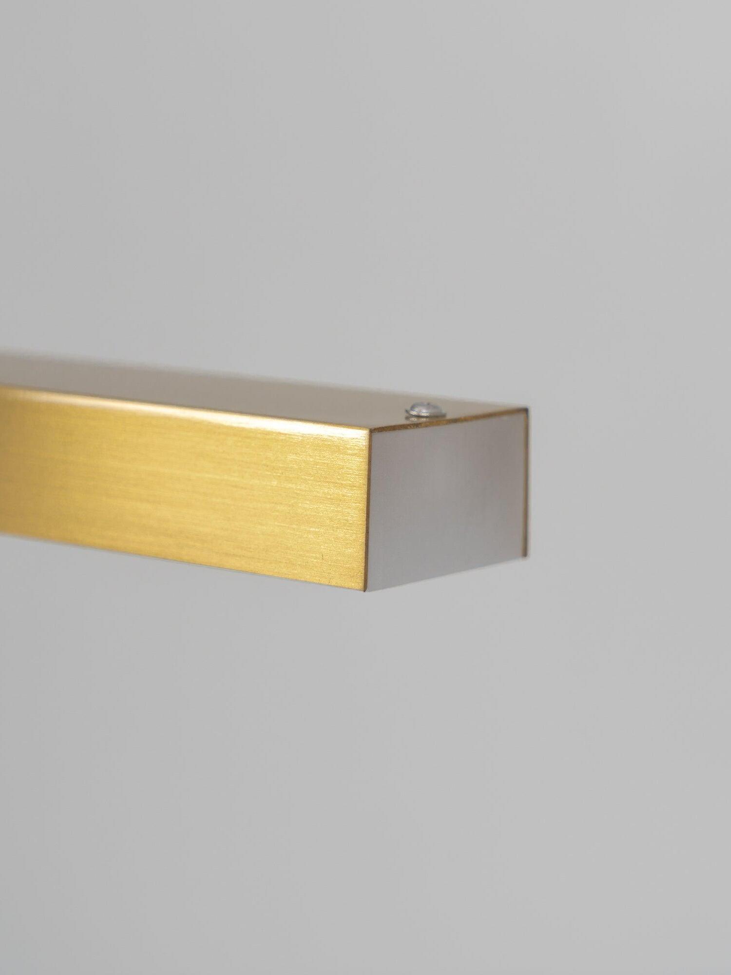 Unlit rectangular end cap of Cale bar