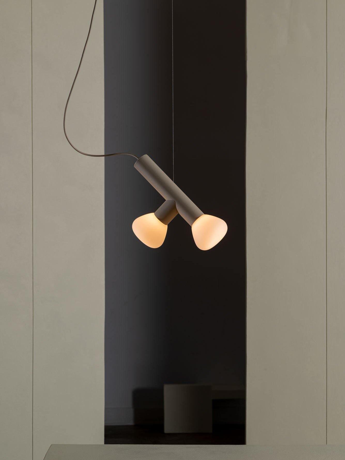 Two-head tube pendant in a narrow wall niche