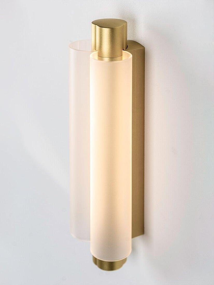 Close gold-tone Metropol wall light with bright vertical seams