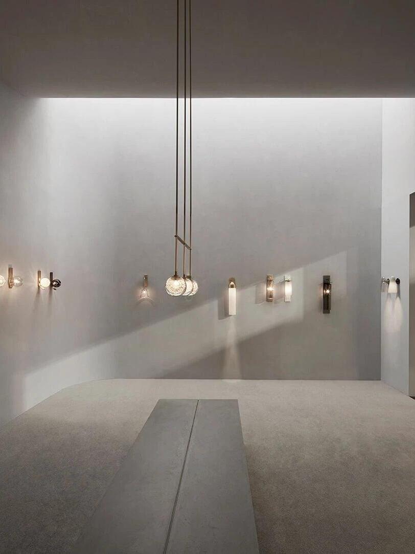 Gallery lighting arrangement in a long interior space