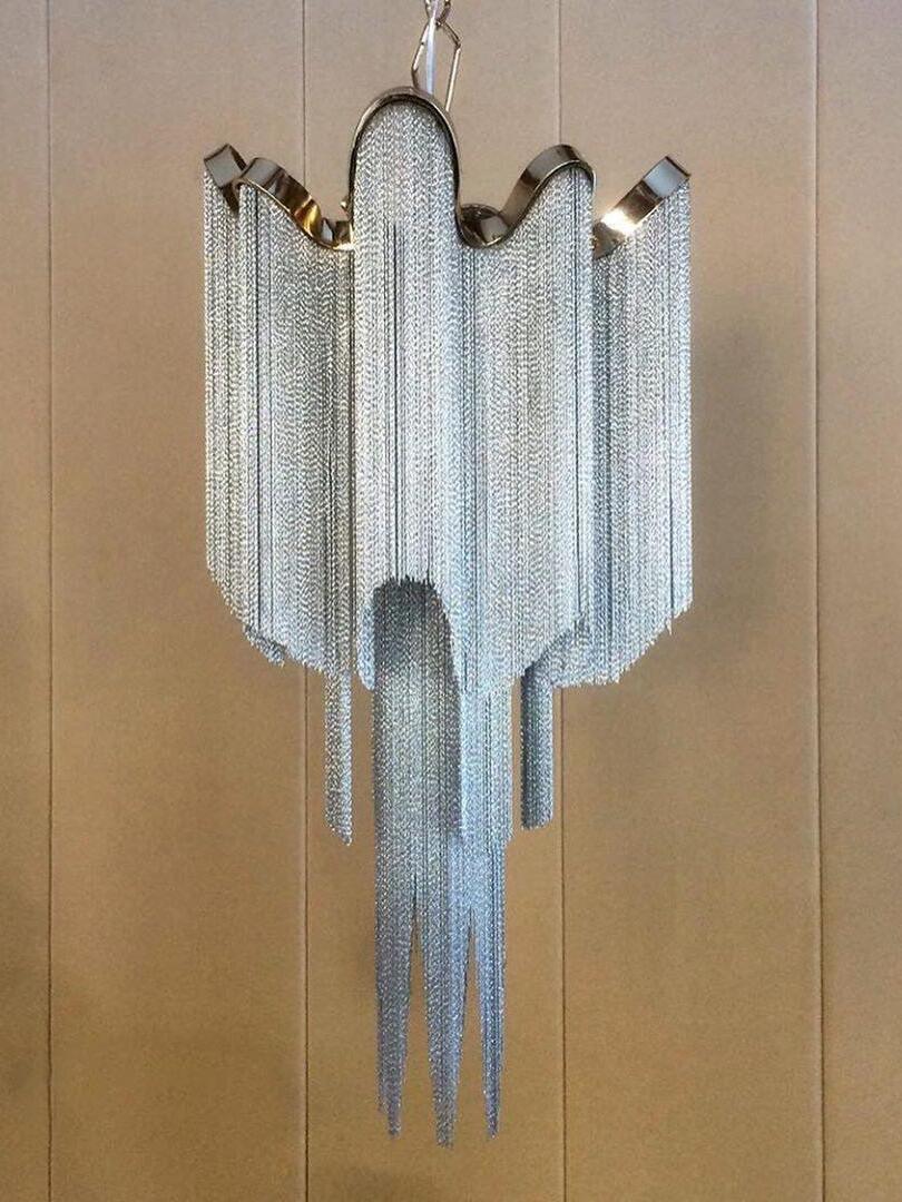 Narrow cascading chain fixture with wavy upper rail