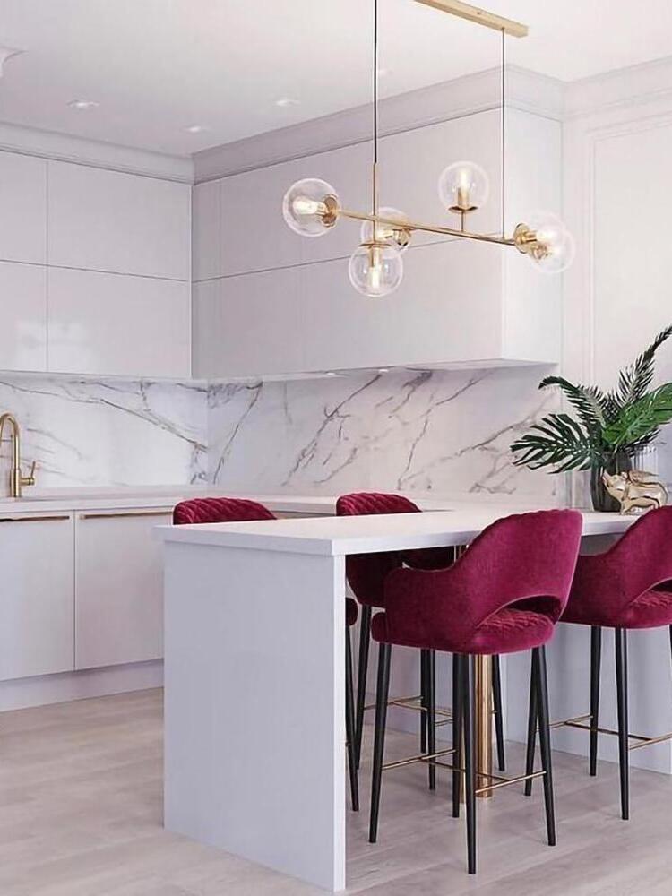 Brass-coloured chandelier above a kitchen island
