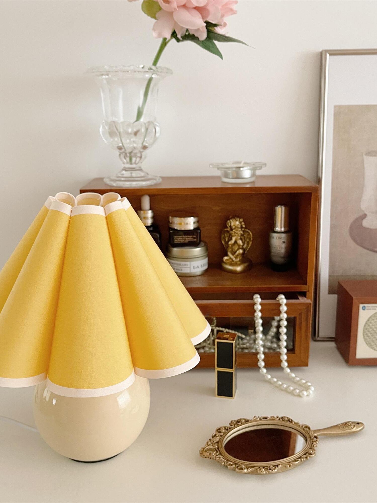 Kicsi Knife Pleat Table Lamp - Cueteks