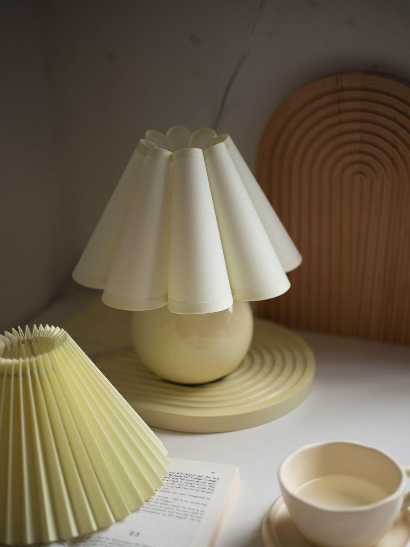 Kicsi Knife Pleat Table Lamp - Cueteks