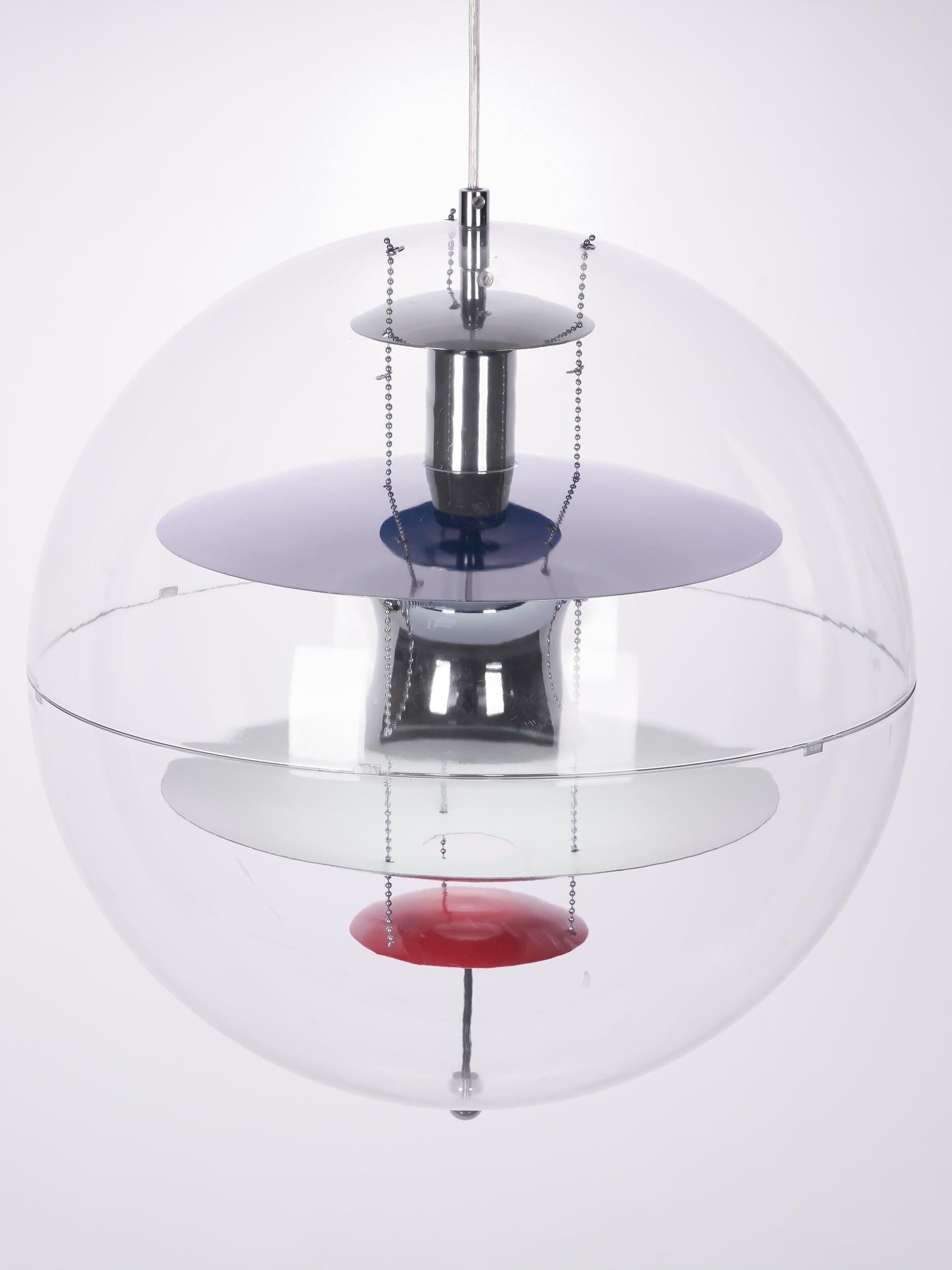 Close-up of the upper clear globe, silver-tone reflector dishes and bead chains around the central stem
