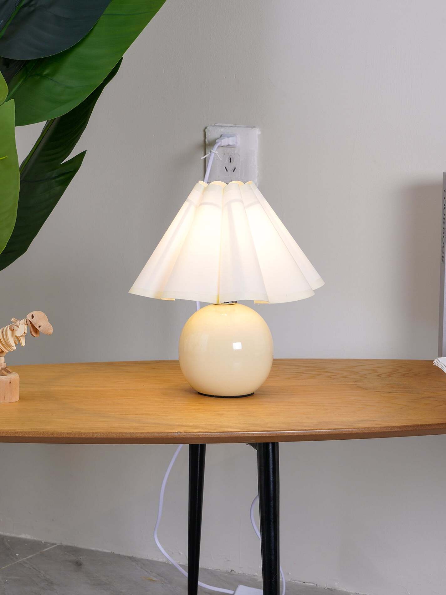 Kicsi Knife Pleat Table Lamp - Cueteks